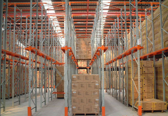In Industrie-Stahl-Speicherräume mit Pulverfarbe