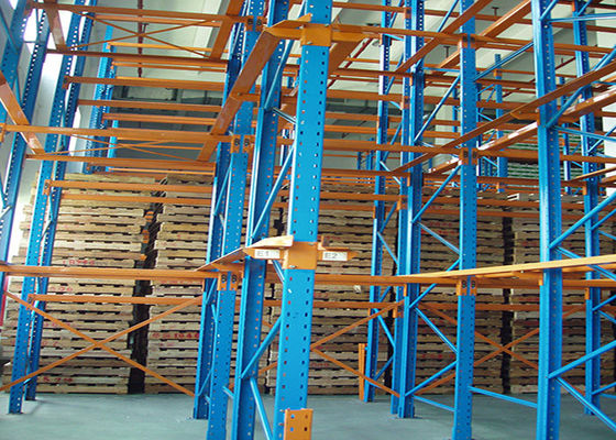 In Industrie-Stahl-Speicherräume mit Pulverfarbe