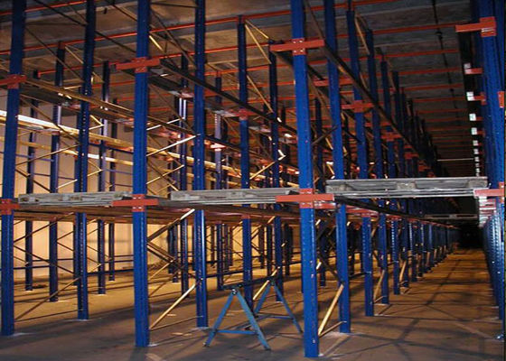 Doppel-Eingangs-Antrieb in Industrie-Regalen für die Lagerung von Paletten mit hoher Dichte