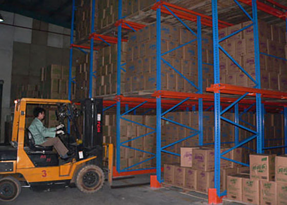 Hochregallager mit hoher Dichte und Führungsschienen für sicheren Gabelstaplerbetrieb in Logistikzentren