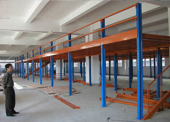 Montierte Bürostrukturen, Industrie-Metallboden.