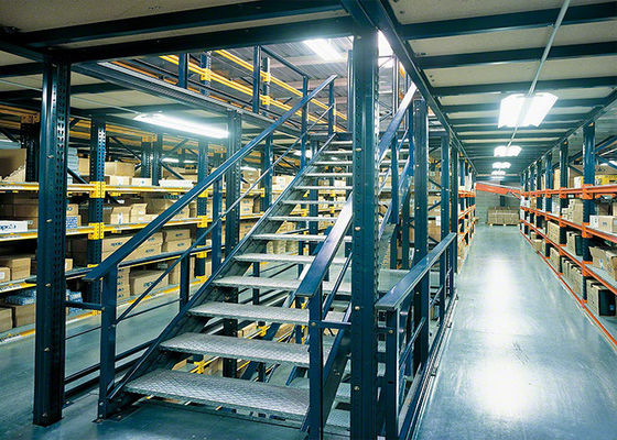 Mehrstufige Lagersysteme aus industriellem Stahl