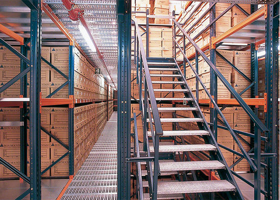 Mehrstufige Lagersysteme aus industriellem Stahl