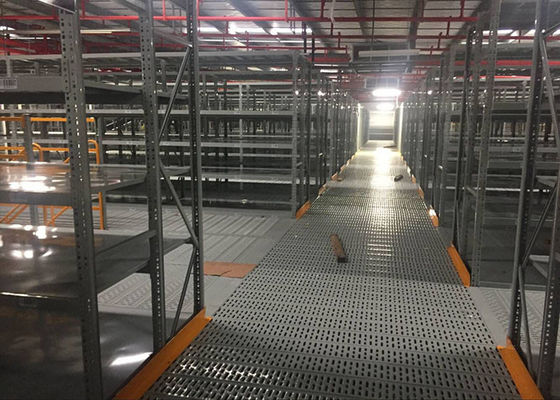 Graue Rackgestützte Mezzanine Stahlregale für riesige Lagerhallen
