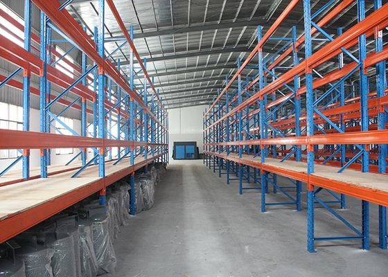 Schwerlastbehälter aus Stahl für große Lagerhallen