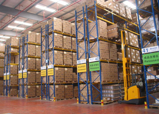 Verstellbares System für die Lagerung schwerer Palettenregale aus Stahl für Lager